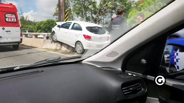 Carro atinge poste em acidente na Segunda Ponte