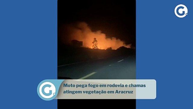 Moto pega fogo em rodovia e chamas atingem vegetação em Aracruz