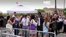 Menschen strömen zu JRs riesiger Höhleninstallation auf der Pariser Pont Neuf
