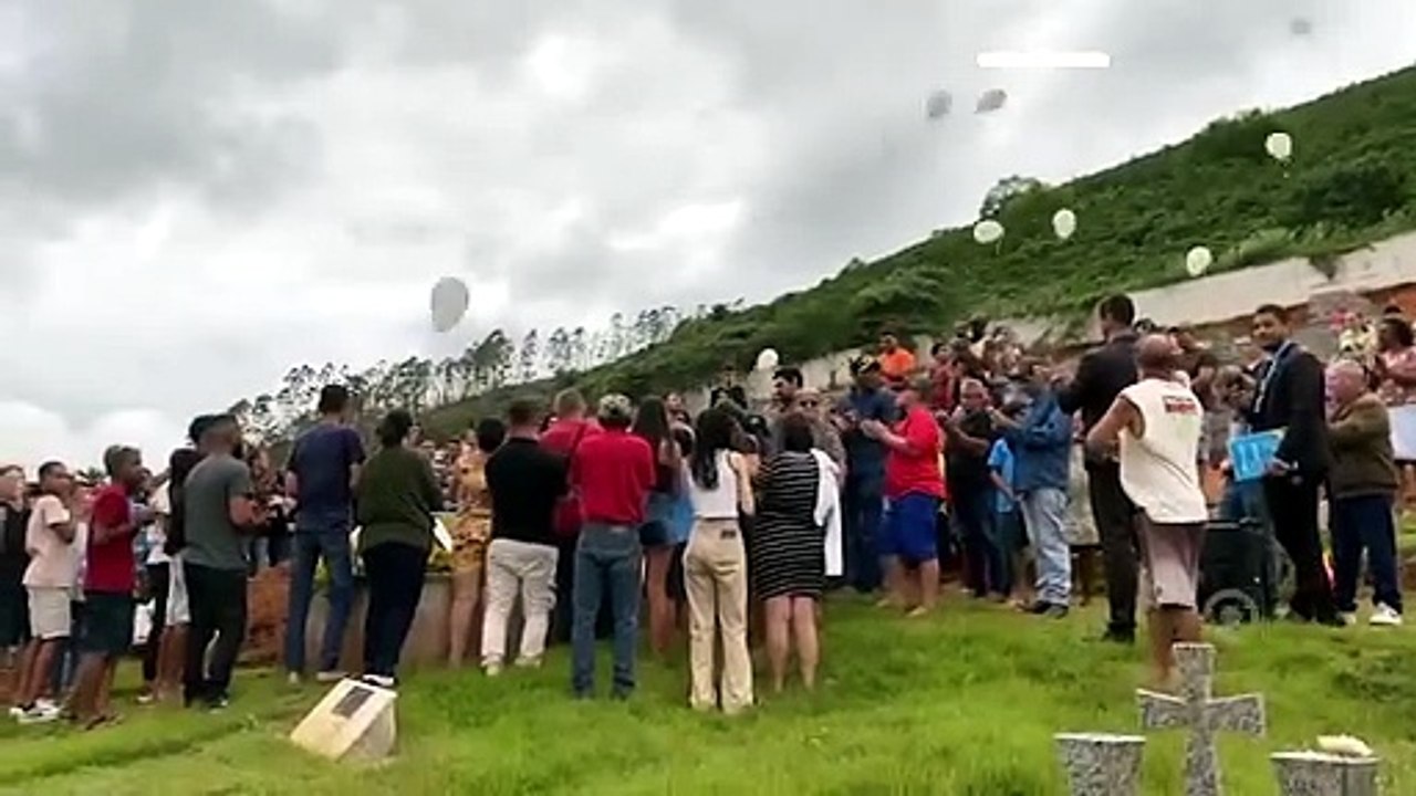Sob aplausos, muita emoção e uma homenagem com balões, Luiz Fernando foi sepultado