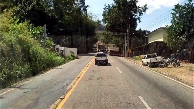 Caminhão tomba e deixa duas pessoas ficam feridas em Castelo