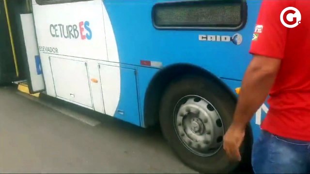 Motorista na contramão bate ônibus do Transcol e fica ferido na Serra