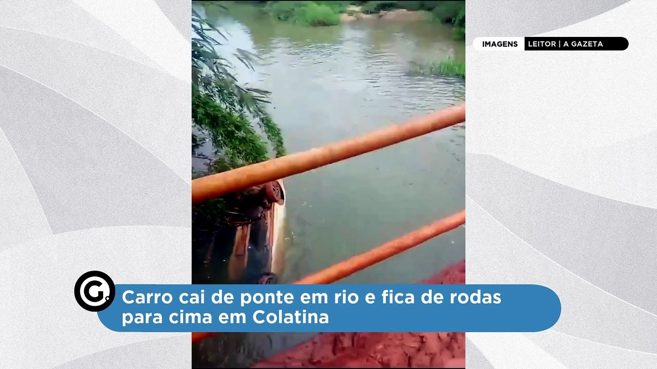 Carro cai de ponte em rio e fica de rodas para cima em Colatina