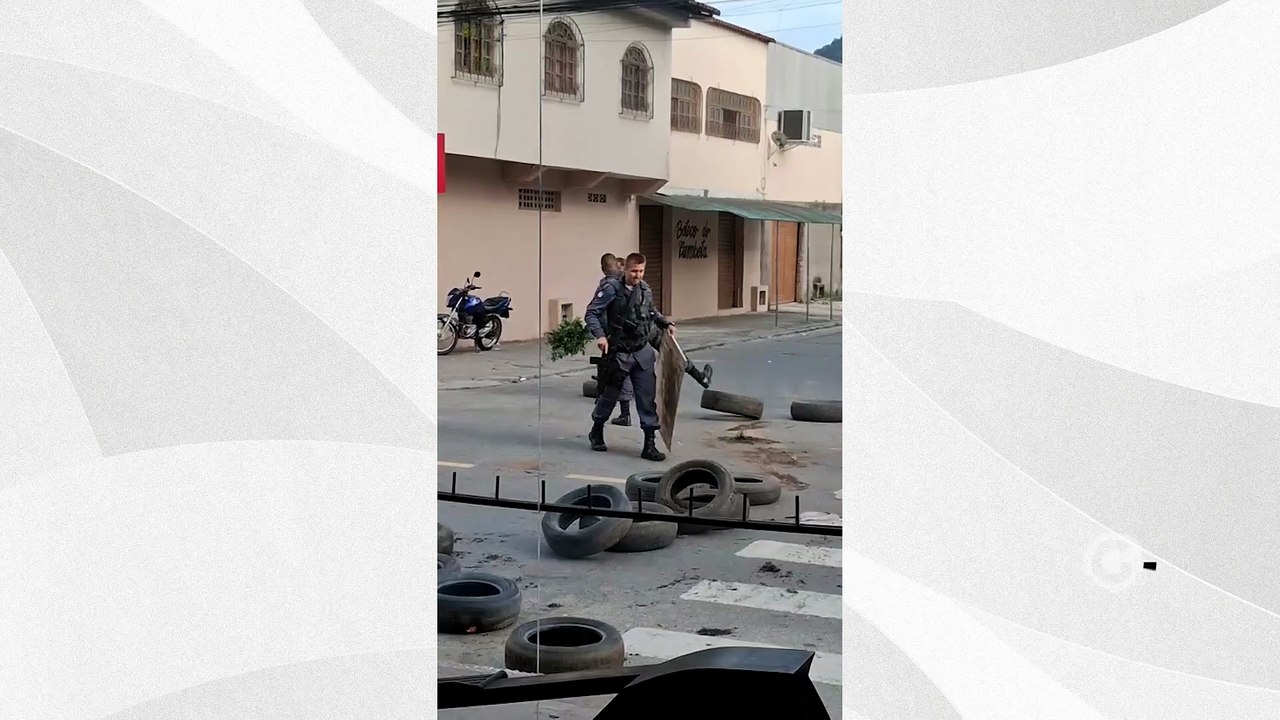 Militares retiram pneus após protesto de moradores em Vila Velha