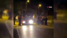 Trafikte ortalık savaş yerine döndü: Sopalarla birbirine giren kalabalığı polis zor ayırdı