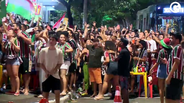 Cumprindo promessa por título da Libertadores, torcedor do Fluminense sobe o Convento da Penha de joelhos