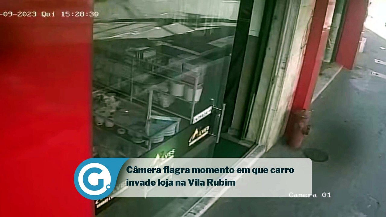 Câmera flagra momento em que carro invade loja na Vila Rubim
