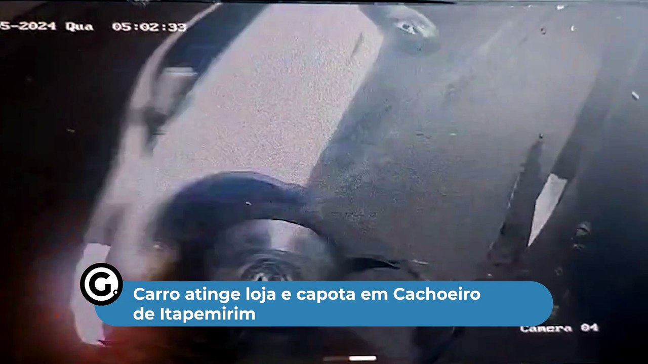 Carro atinge loja e capota em Cachoeiro de Itapemirim