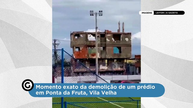Momento exato da demolição de um prédio em Ponta da Fruta, Vila Velha