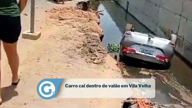 Carro cai em valão de rua em obras em Vila Velha