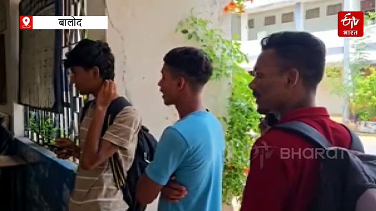 LLB के स्टूडेंट्स को बांटा गलत प्रश्न पत्र, मामला सामने आने के बाद यूनिवर्सिटी ने बदला पर्चा