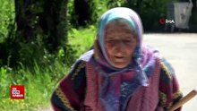 Trabzon'da ayağında kara lastik elinde baston eşi ve oğlunun mezarından ayrılmıyor