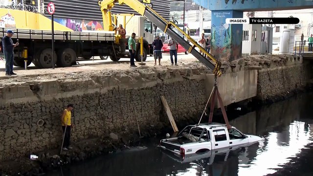 Caminhonete cai em valão na Praia da Costa, Vila Velha