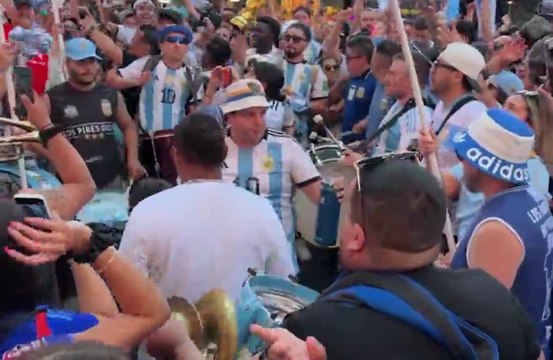 I tifosi Argentini invadono Times Square: la festa è da pelle d’oca!