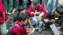 Hiburan Sejenak, Momen Mahasiswa Main Kartu saat Demo Dihadang Barikade Polisi