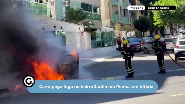 Carro pega fogo no bairro Jardim da Penha, em Vitória