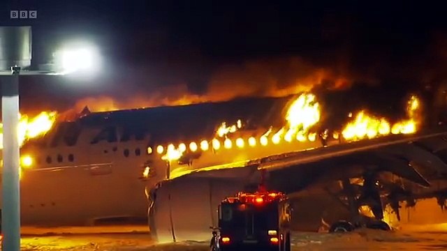 Vídeo mostra avião que levava 379 a bordo em chamas após colisão no Japão