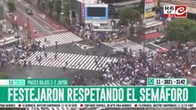 Mundial 2026: japoneses festejan... ¡respetando las señales del semáforo!