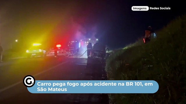 Carro pega fogo após acidente na BR 101, em São Mateus