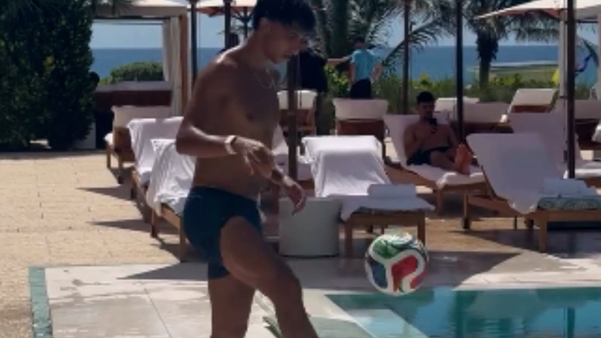 Los reyes piscineros del Mundial: tuestan sus cuerpos al sol mientras embrujan al balón