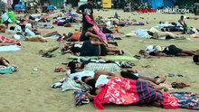 मुंबईतील वर्सोवा चौपाटीवर माणसं अशी का झोपलीत