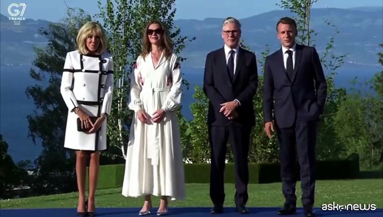 G7 Evian, la stretta di mano Macron-Trump: "A Hormuz niente pedaggi"