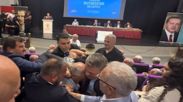 AKP toplantısında protesto: “Yalan konuşuyorsun” diyen vatandaşı salondan attılar