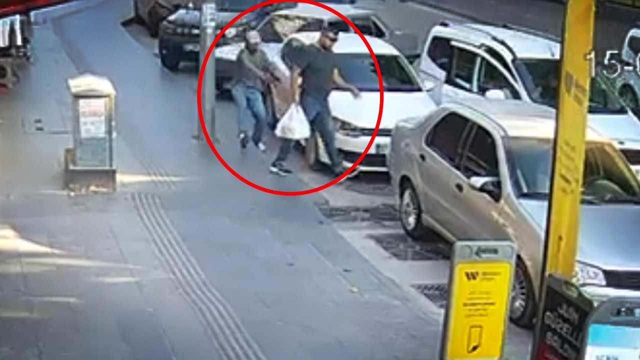 Pastaneden çıkarken silahlı saldırıya uğradı; olay kamerada