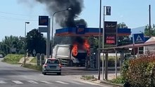Furgone a fuoco al distributore di benzina