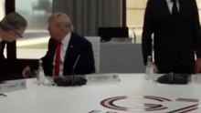 El canciller alemán Merz le regala una camiseta de la selección alemana a Trump