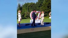 G7, Macron accoglie Meloni a Evian: il saluto social sulle note di 'Felicità'