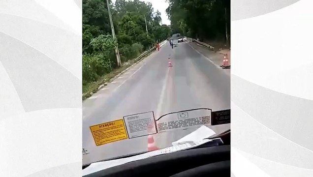 Buraco na BR 259 trava trânsito na ponte de Baunilha, em Colatina