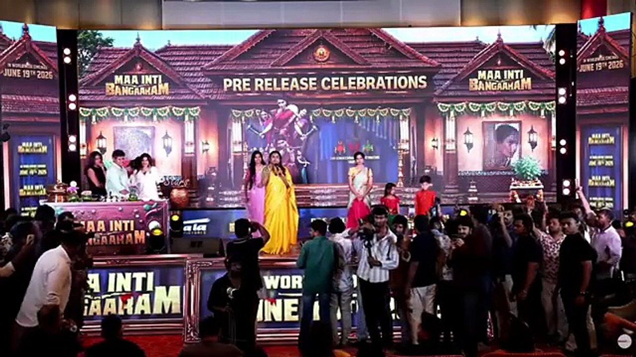 Samantha & Sreemukhi Dance Performance @ Maa Inti Bangaram Pre Release Event