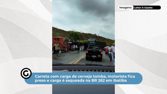 Carreta com carga de cerveja tomba, motorista fica preso e carga é saqueada na BR 262 em Ibatiba