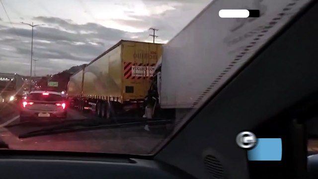 Acidente envolvendo dois caminhões e um carro, deixa um morto e dois feridos na Rodovia do Contorno