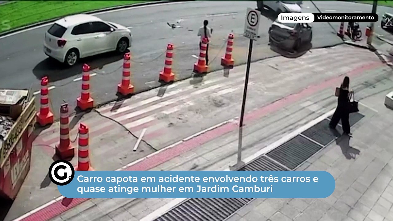 Carro capota em acidente envolvendo três carros...