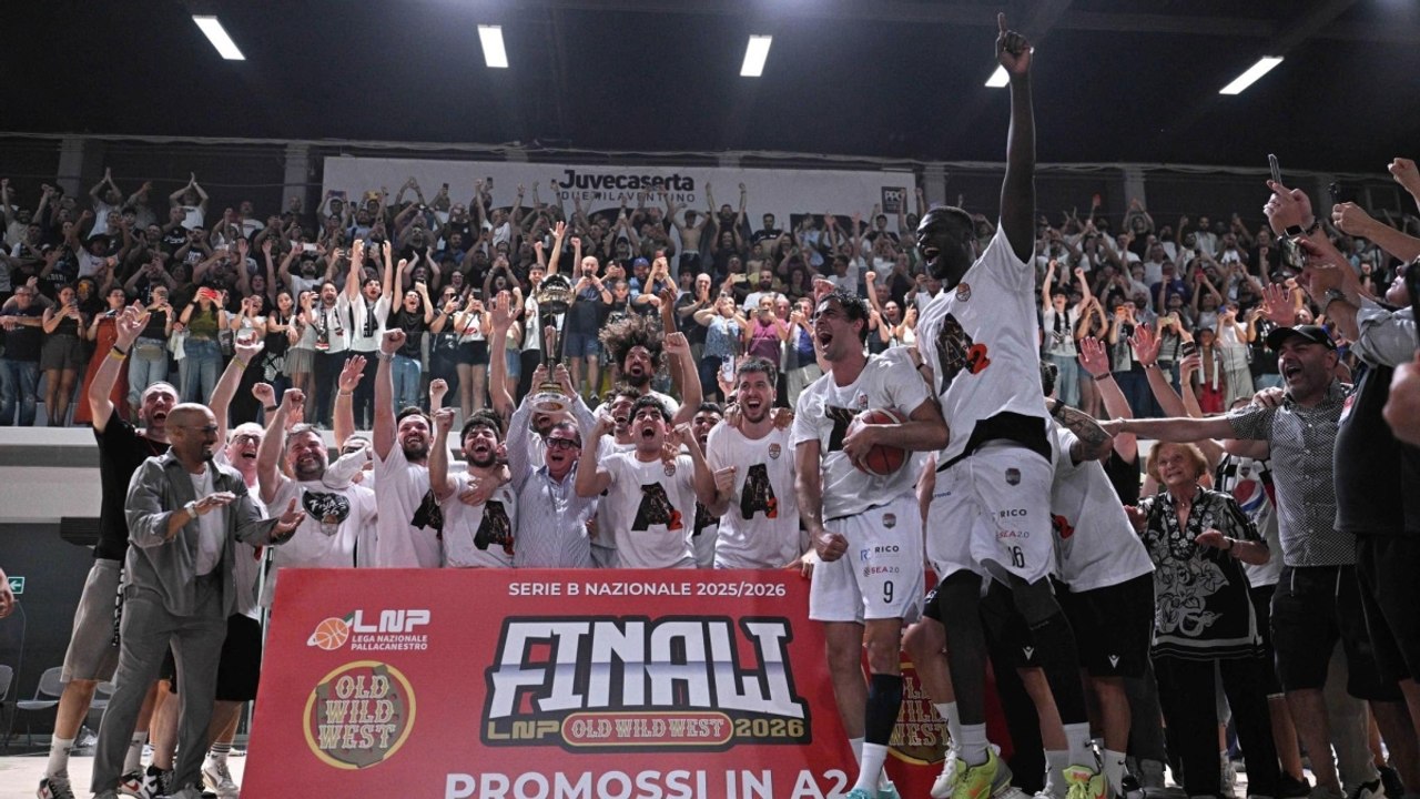 La squadra di basket torna in serie A, notte di festa a Caserta