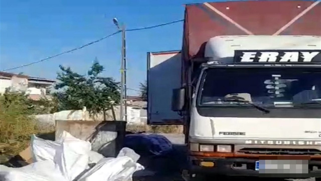 Taşıdığı atıkları boş araziye döküp ateşe veren şoföre 50 bin lira ceza