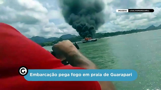 Embarcação pega fogo em praia de Guarapari