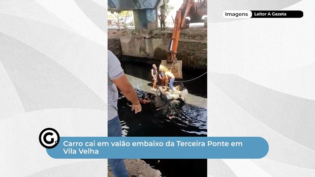 Carro cai em valão embaixo da Terceira Ponte em Vila Velha