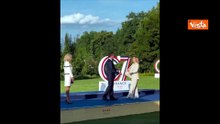 L'omaggio social di Macron per l'arrivo di Giorgia Meloni al G7 sulle note di "Felicità"
