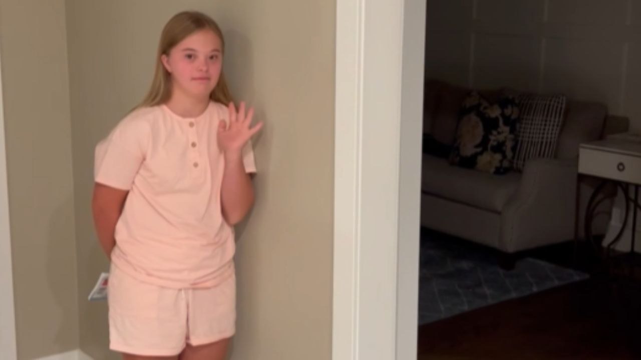 Daughter gets a hilarious scream out of her dad after pulling a scare prank on him *Hilarious*