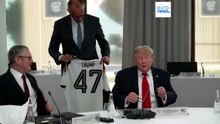 Видео: канцлер ФРГ дарит Трампу футболку сборной с надписью «Trump 47» на G7