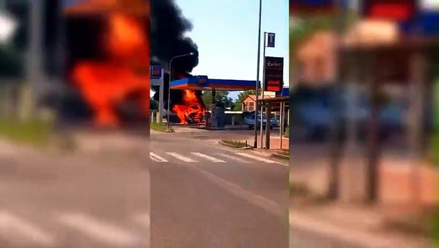 Paura al distributore a Lucca, furgone va a fuoco: Scappate, ? pieno di metano