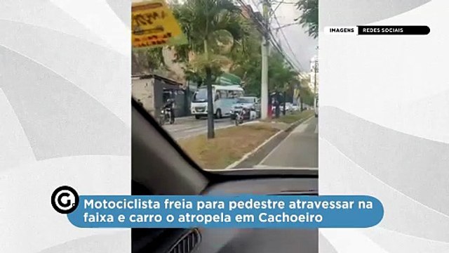 Motociclista freia para pedestre atravessar na faixa e carro o atropela em Cachoeiro