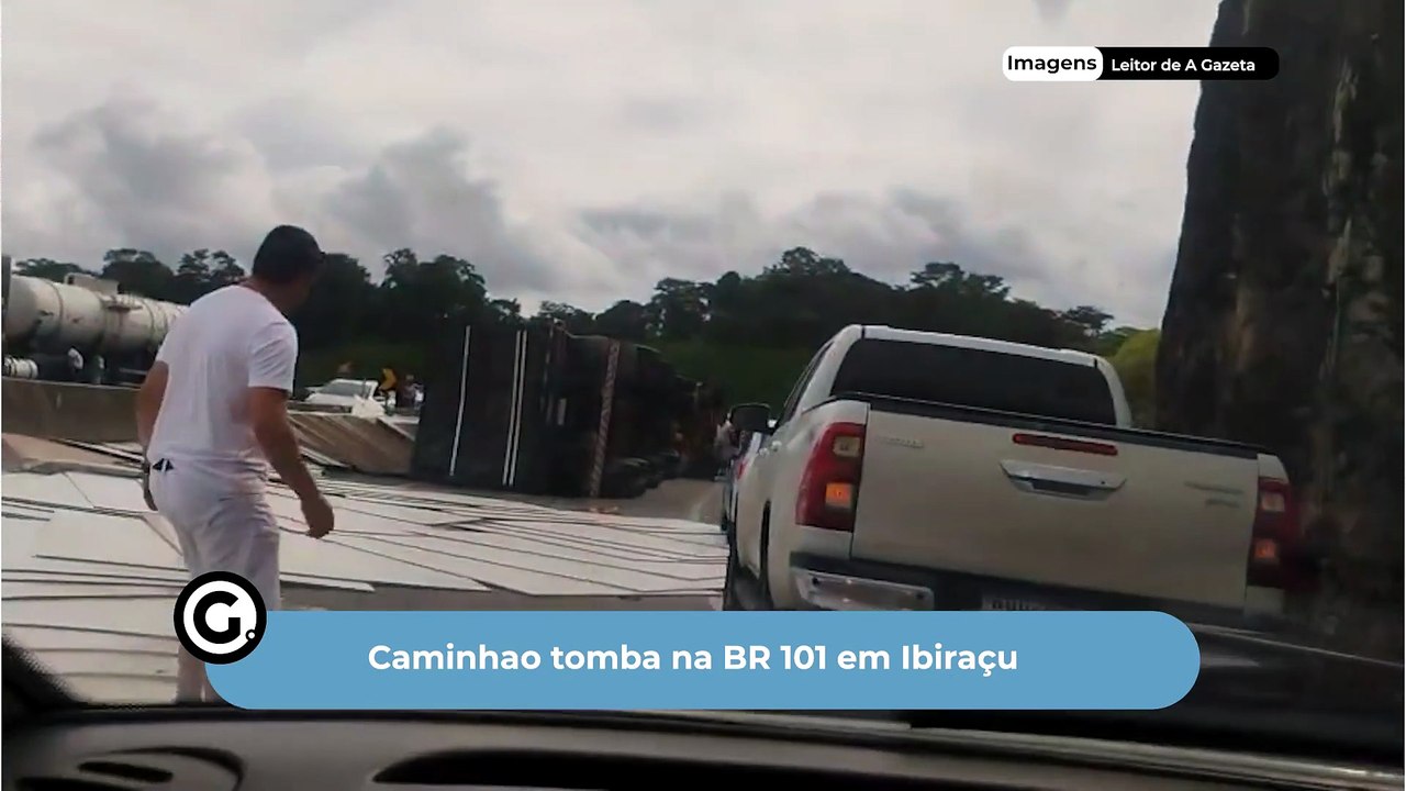 Caminhao tomba na BR 101 em Ibiraçu