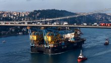 Dev vinç gemisi İstanbul Boğazı'ndan geçiyor