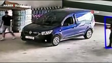 Hatay'da sürücüden önce arabaya giren yılan adamın aklını aldı