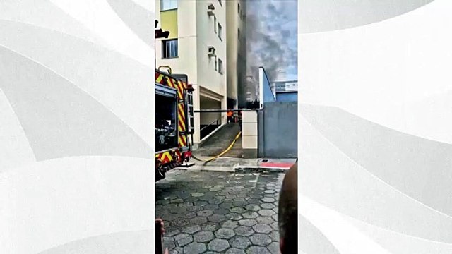 Carro pega fogo em garagem e prédio é evacuado em Jardim Camburi