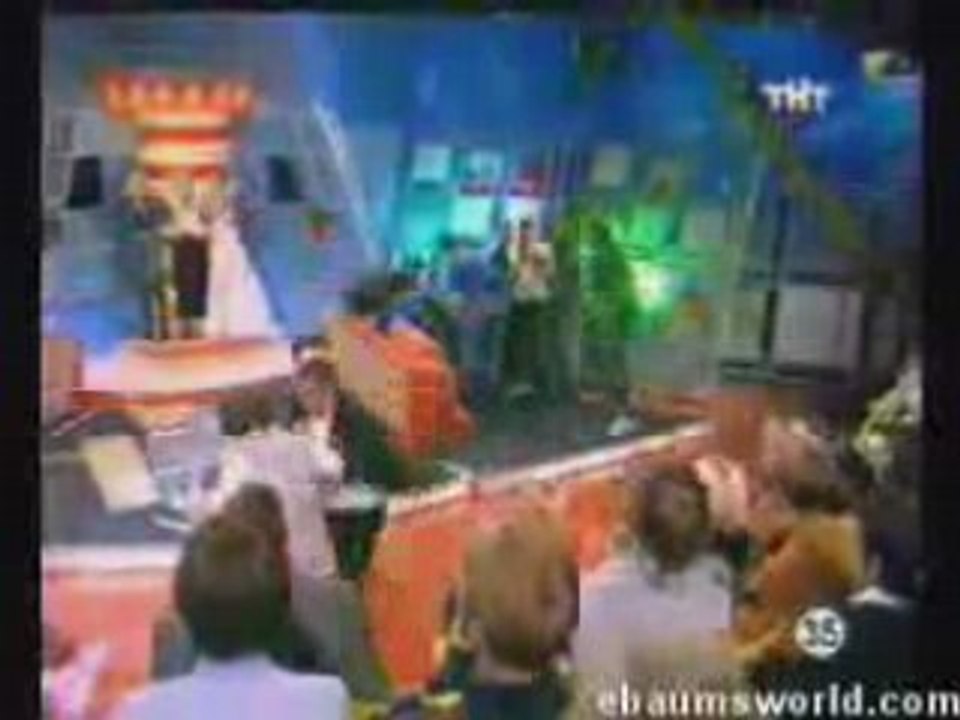 Baston sur un platot de télévision